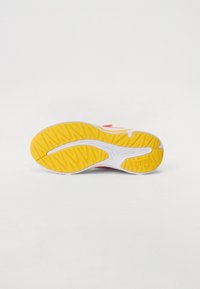 Hardloopschoen met een textuur van geel rubber voor grip, een witte tussenzool en rode bovenstukken voor ondersteuning en stijl.