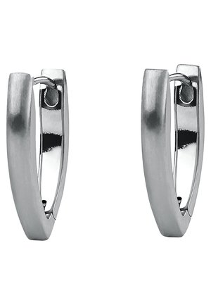 Orecchini a cerchio in argento con una finitura lucida ed una texture spazzolata su un lato. Forma curva con un design di chiusura sicura.