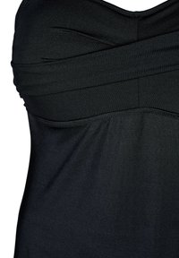 Costume da bagno nero con design senza spalline caratterizzato da tessuto arricciato e testurizzato. Materiale liscio con dettagli di cuciture orizzontali e verticali.