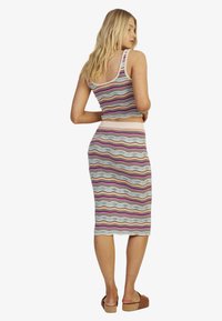 Zweiteiliges Strickset bestehend aus einem verkürzten Top und einem Midikleid, gestaltet mit mehrfarbigen gewellten Streifen und einem gerippten Taillenbund.