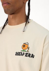 New Era CITY GRAPHIC TEE - Μπλουζάκι με στάμπα - beige