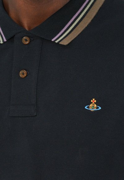 Polo negru dintr-un material texturat, cu un guler în dungi multicolore și un mic logo brodat al unei bărci pe apă.