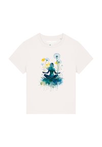 Weißes Baumwoll-T-Shirt mit einer blauen und grünen Aquarellsilhouette einer sitzenden Figur, umgeben von gelben und blauen Löwenzahnblüten.