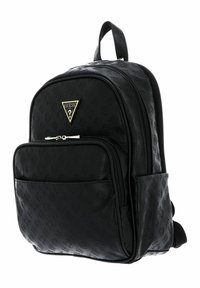 Sac à dos noir avec un motif texturé, comportant un logo triangulaire, une poche avant zippée, et des bretelles ajustables. Matériau synthétique lisse.