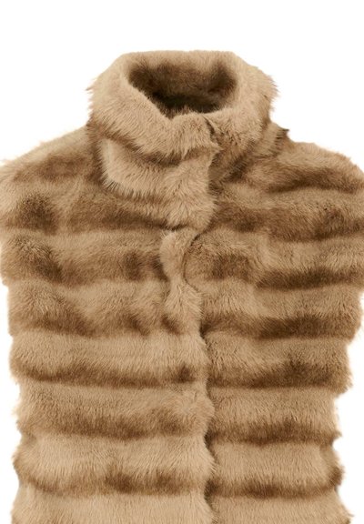 Beige-braun gestreifter Kunstpelz ärmelloser Weste mit hohem Kragen und horizontalen Texturlinien.