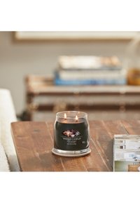 Yankee Candle SIGNATURE MEDIUM JAR BLACK COCONUT - Doftljus - black