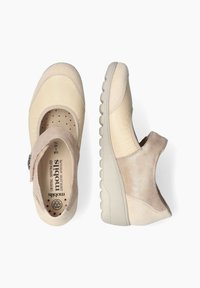 Zapatos deslizables beige hechos de cuero y malla, con punta redondeada, correa elástica, plantilla perforada y suela de goma texturizada.