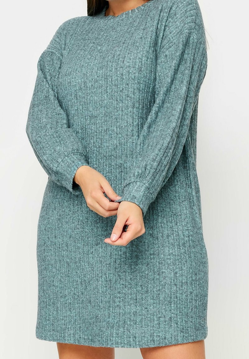Robe côtelée bleu-vert à manches longues et col rond, dotée d'un tissu texturé et d'une coupe décontractée qui arrive au-dessus du genou.
