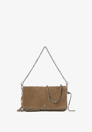 Bolso de mano de ante marrón con una correa de cadena, adornado con tachuelas metálicas a lo largo de la parte inferior y un detalle del logo. Forma rectangular plana.