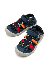 Sandalias exteriores de color azul marino con correas ajustables, que cuentan con detalles coloridos en rojo, naranja y amarillo. Parte superior texturizada y suela de goma.