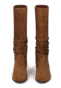 Bottes en suédine marron hautes jusqu'au genou avec un design froncé, des bouts ronds et une texture lisse. Semelles robustes avec un léger brillant.