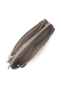 Portefeuille en cuir taupe ouvert, montrant plusieurs compartiments, y compris une section zippée avec curseur de fermeture éclair doré et attache pour porte-clés.