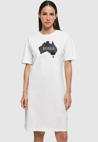 Biała sukienka t-shirtowa z czarną mapą Australii i napisem "AUSTRALIA" w wyrazistym kroju, z krótkimi rękawami i luźnym krojem.