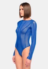 Langarm bodysuit van doorschijnende blauwe stof met een getailleerde silhoutte, voorzien van verticale naaddetails en een bescheiden halslijn.