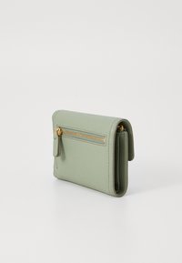 Portafoglio in pelle verde con una chiusura a zip dorata e una tasca laterale. Presenta una forma rettangolare compatta e un design minimalista.