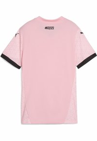 Ružový športový dres s textúrovaným vzorovaním na rukávoch a zadnej strane, čierne akcenty na golieri a koncoch rukávov, vyrobený z ľahkého materiálu.