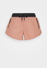 Ljust rosa badshorts med ett elastiskt svart midjeband, dragsko och två sidfickor med dragkedja med svarta och röda detaljer.