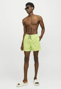 Jack & Jones JPSTFIJI JJSWIM SOLID  - Shorts da mare - wild lime