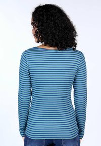 Langarmshirt mit horizontalen blauen und grünen Streifen, aus geripptem Stoff gefertigt. Es besitzt einen runden Ausschnitt und eine figurbetonte Silhouette mit verlängerten Ärmeln.