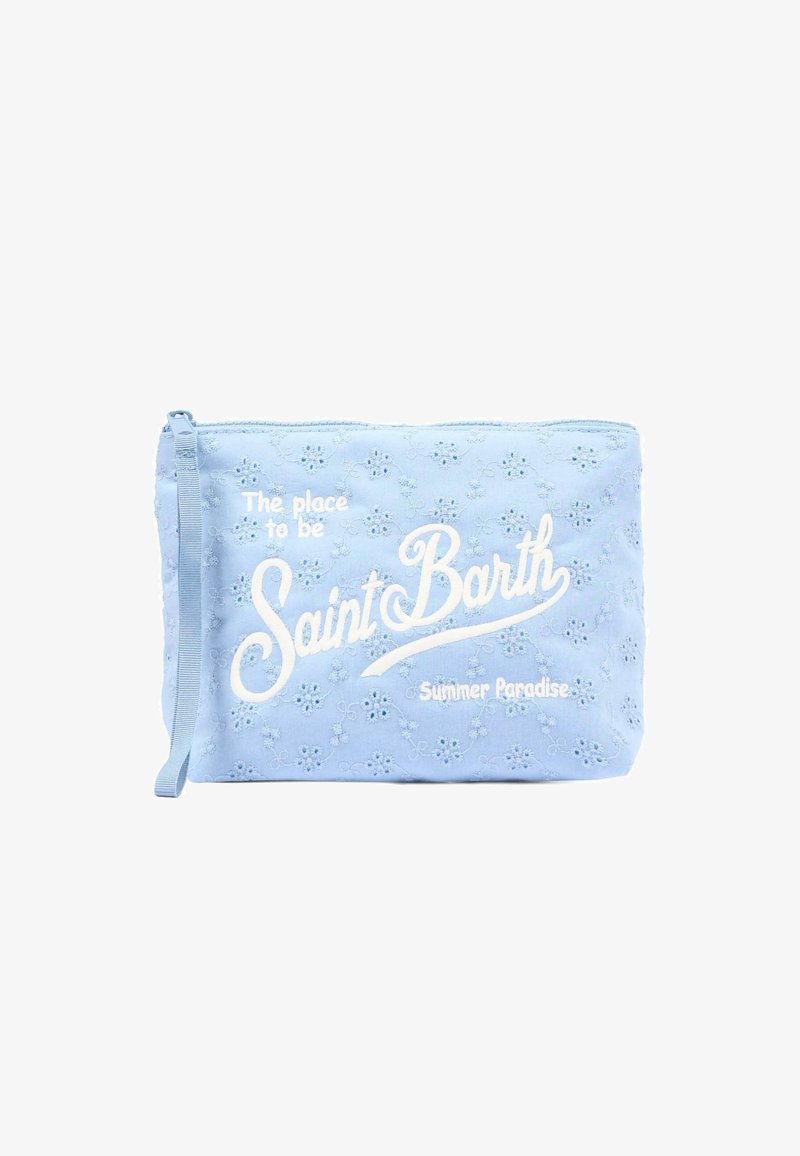 Pochette en tissu bleu clair avec broderie florale, une fermeture éclair et un texte blanc indiquant "The place to be Saint Barth Summer Paradise."