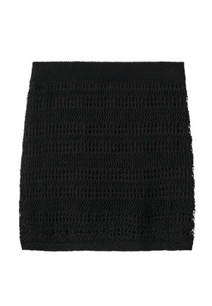Mini-jupe noire tricotée avec des motifs horizontaux en maille ajourée et une ceinture élastique sur fond blanc.