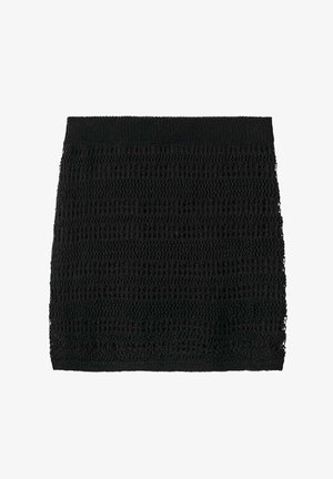 Sort strikket mini nederdel med vandrette åbne strikkemønstre og elastisk taljebånd på hvid baggrund.