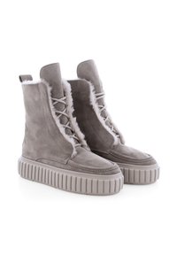 Graue Wildleder-Stiefeletten mit Kunstfellfutter, ausgestattet mit einer Schnürung vorne und einer klobigen, profilierten Gummisohle.