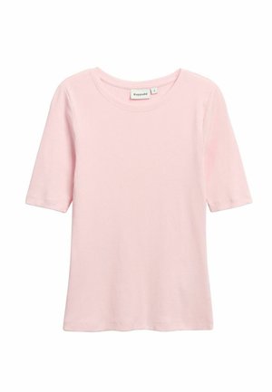 Vaaleanpunainen, lyhythihainen ribbineulospaita, jossa pyöreä pääntie ja pieni kokolappu kauluksen sisäpuolella.