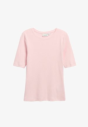 Vaaleanpunainen, lyhythihainen ribbineulospaita, jossa pyöreä pääntie ja pieni kokolappu kauluksen sisäpuolella.