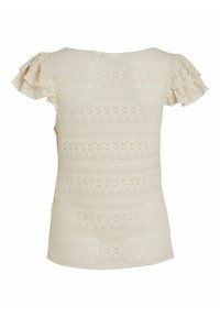 Blusa di pizzo cremoso con maniche corte a balze, motivi floreali texture, scollo a barca e silhouette aderente.