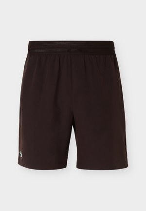 Zwarte shorts met elastische tailleband en een klein geborduurd logo bij de linker zoom, weergegeven op een effen witte achtergrond.