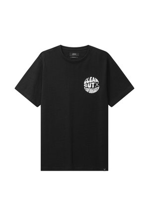 Schwarzes T-Shirt mit kurzen Ärmeln, rundem Halsausschnitt und weißem, rundem Logo auf der linken Brust mit der Aufschrift "Clean Cut Copenhagen."