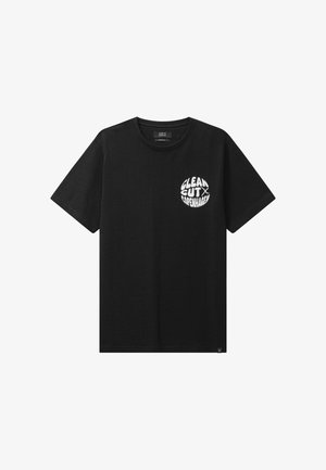 Schwarzes T-Shirt mit kurzen Ärmeln, rundem Halsausschnitt und weißem, rundem Logo auf der linken Brust mit der Aufschrift "Clean Cut Copenhagen."