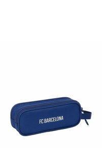 Granatowy piórnik wykonany z trwałego materiału, z dwoma zamykanymi na zamek przegrodami i napisem "FC BARCELONA" wydrukowanym na białym tle z przodu.