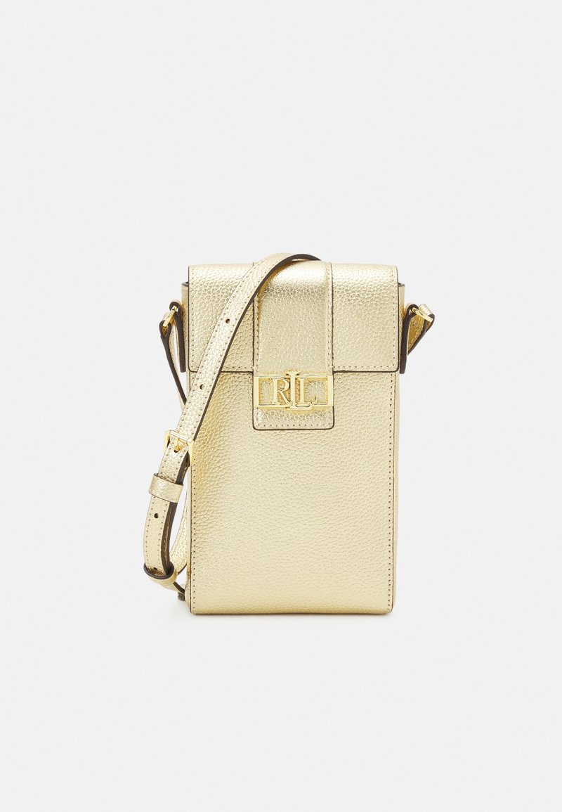 Piccola borsa a tracolla in pelle oro con texture, dotata di tracolla regolabile e logo RL in tonalità oro sulla chiusura a patta anteriore.