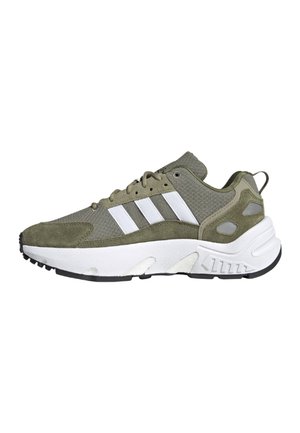 Baskets de sport vert olive avec bandes blanches Adidas, semelle blanche épaisse, laçage à l'avant et semelle extérieure noire, vue de côté.