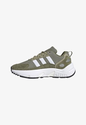 Atletyczny but w kolorze oliwkowym z białymi paskami Adidas, grubą białą podeszwą, wiązaniem na przodzie i czarną spodem, widok z boku.