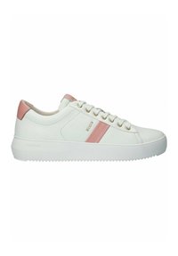 Baskets en cuir blanc avec une bande d'accent rose, une tige texturée et des œillets dorés. Elles disposent d'une semelle en caoutchouc blanche avec un motif en zigzag.