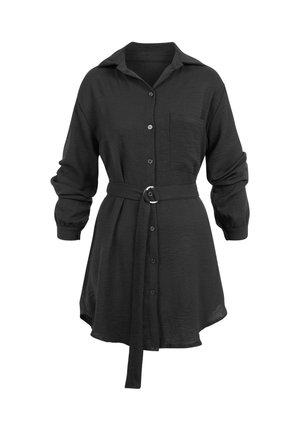 Vestido camisa negro de manga larga con botones delanteros, bolsillo en el pecho, cuello y cinturón de tela a juego con hebilla redonda plateada.