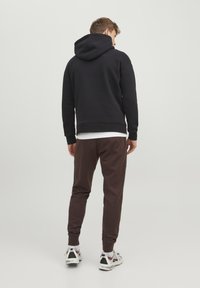 Jack & Jones JPSTWILL AIR PANTS - Jogginghose - seal brown