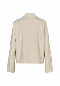 Beige takki, jossa on tasainen kaulus, pitkät hihat ja suora siluetti. Sujuva, mattapintainen kangas, jossa on minimaalisesti saumoja ja siisti muotoilu.