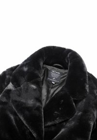 Czarny płaszcz z sztucznego futra z szerokim kołnierzem, miękką fakturą i satynową podszewką. Posiada metkę wewnętrzną oraz zdefiniowany, elegancki kształt.
