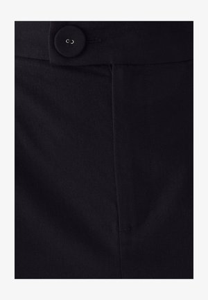 Zwarte broek van gestructureerde stof met een sluiting aan de voorkant met knoop, schuine zakken en nette stiksels langs de naden.