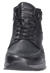 Bottine en cuir noir avec une finition texturée, un design à lacets, une semelle en caoutchouc et un subtil accent de logo sur la languette.