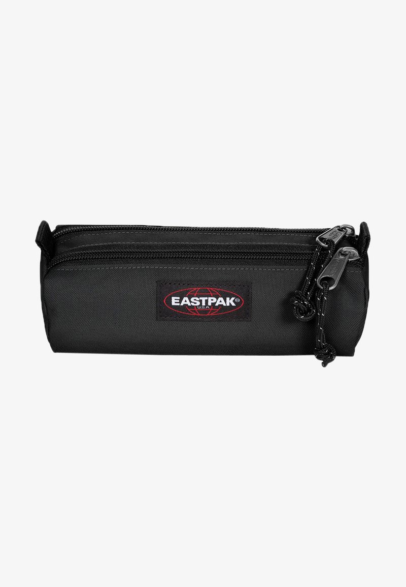 Trousse à crayons noire de forme rectangulaire, avec une fermeture éclair en haut et un patch logo rouge et noir, surface texturée et accents en corde.