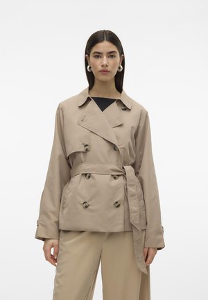 Trench coat beige con design doppiopetto, grandi bottoni e vita legata. Realizzato in un tessuto morbido, presenta un colletto a rever.
