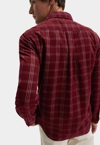 Bordeaux geruite shirt gemaakt van zachte corduroy, met een button-down kraag, lange mouwen en een afgeronde zoom in een ontspannen pasvorm.