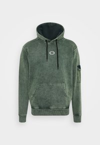 Sweat à capuche vert avec cordon de serrage, poche frontale, doublure intérieure noire et un logo sur la poitrine. Comprend des poignets et un ourlet côtelés.