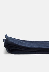Mørkeblå bomullssokker, pent brettet, med en glatt tekstur og ribbede mansjetter. Enkel design, uten synlige mønstre eller detaljer.
