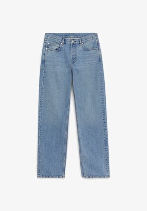 Hellblaue Denim-Jeans mit geradem Schnitt, fünf Taschen und subtilen Auswaschungen. Sie verfügen über einen Knopfverschluss und Nähdetails entlang der Nähte.